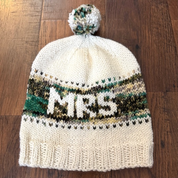 Hand kit “Mrs” or initials MRS knot pompom hat main image 7